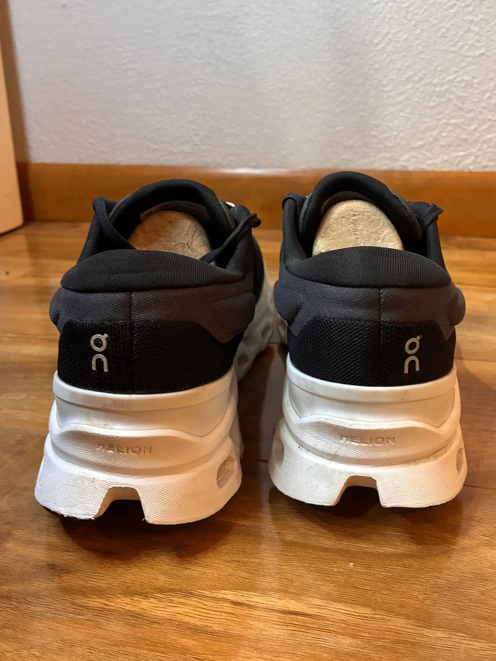 On Cloud Women’s Cloudstratus 3 Athletic Running Shoes, black/white- size 8